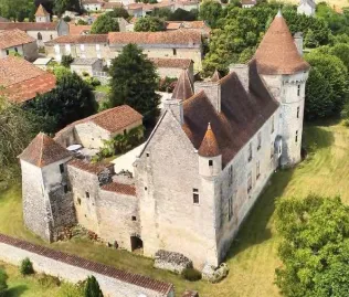 Vidéo. Le château de Bayers, vu du ciel, décline son histoire tumultueuse